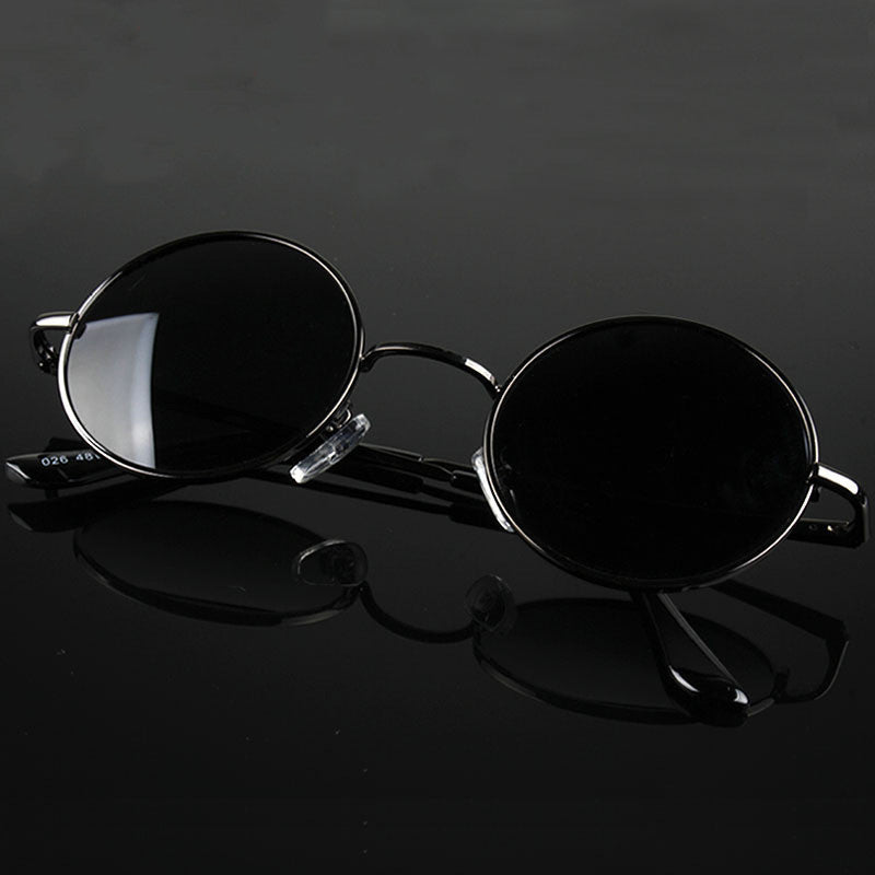 Fashionable retro round sunglasses